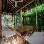 Villa Saffira, Seminyak - Pool, Garden, Rooftop - Walk To Beach And Cafes!