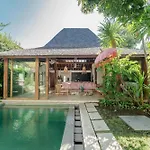 Villa Saffira, Seminyak - Pool, Garden, Rooftop - Walk To Beach And Cafes!