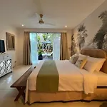 Villa Saffira, Seminyak - Pool, Garden, Rooftop - Walk To Beach And Cafes!