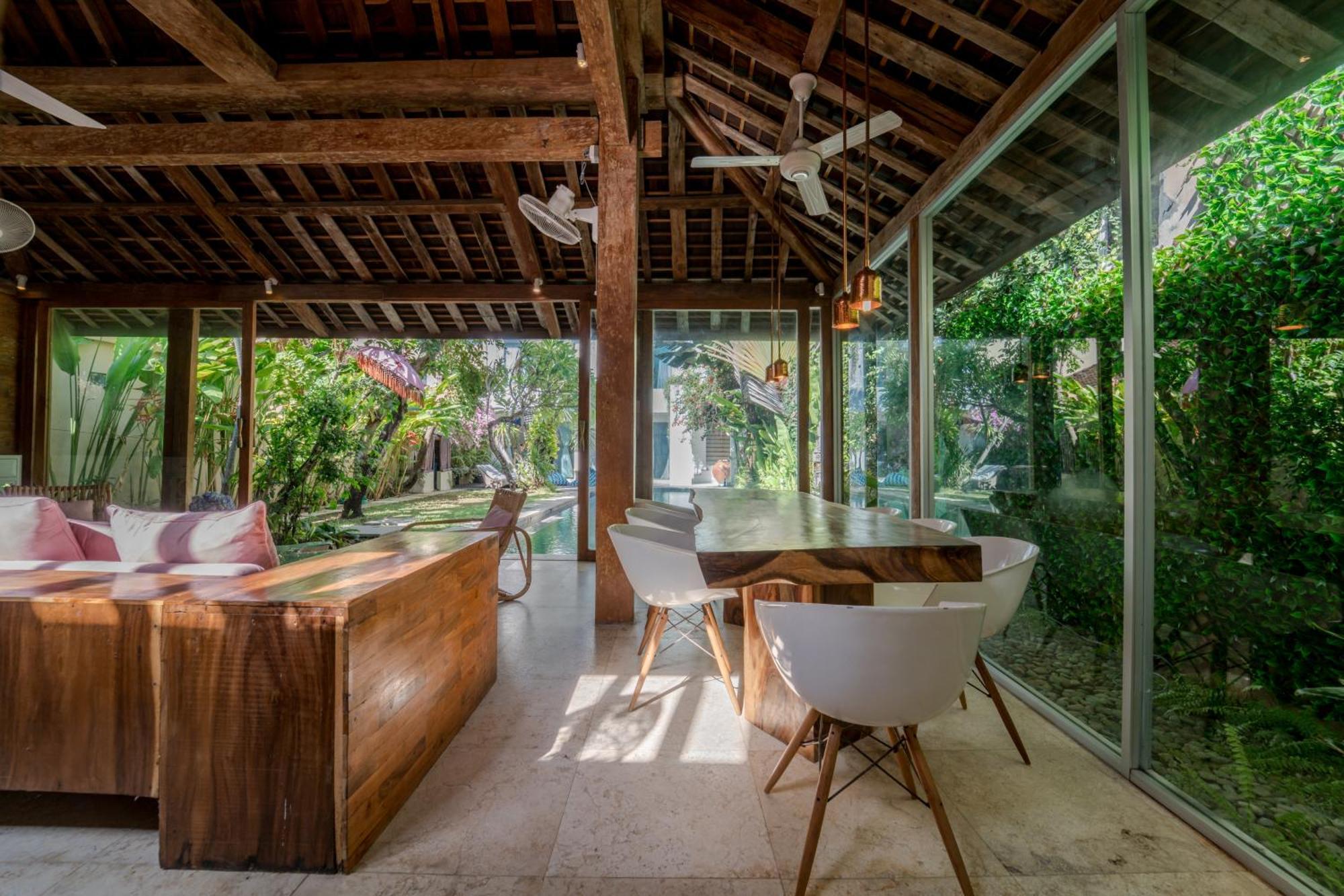 Villa Saffira, - Pool, Garden, Rooftop - Walk To And Cafes! *
